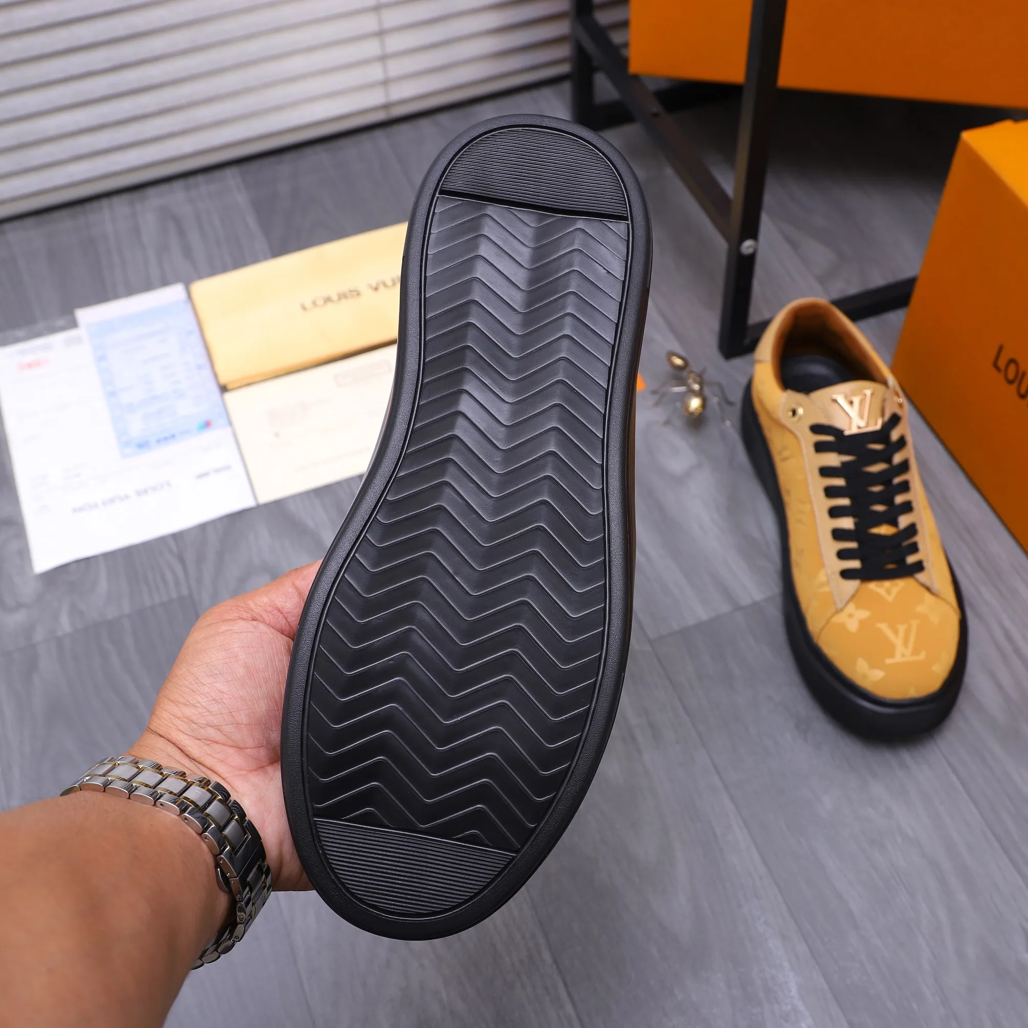 Men's shoes 💰442 Product trademark: LV [Louis Vuitton] Casual shoes True size. Size: 38-44 Product materials: Selected embossed frosted cowhide upper, sheepskin lining, cowhide insole, rubber outsole